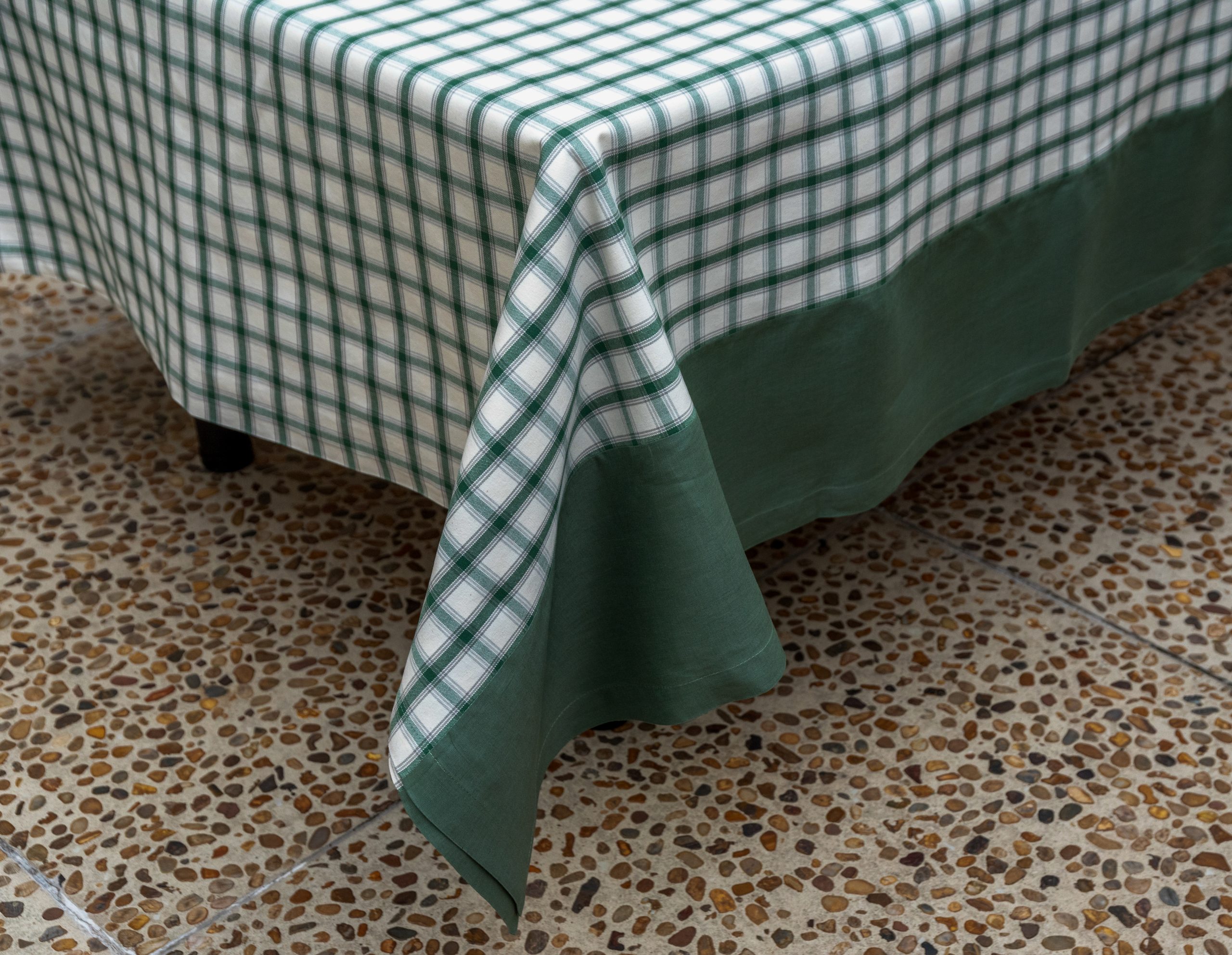 Tecido xadrez verde e branco jogado em uma mesa de madeira rústica