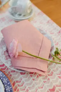 Toalha-de-bandeja-branca-reanda-renascenca-guardanapo-linho-jeans-rosa-claro-rosa-madrinha-porta-guardanapo-stone-pink-e-rosa (1)