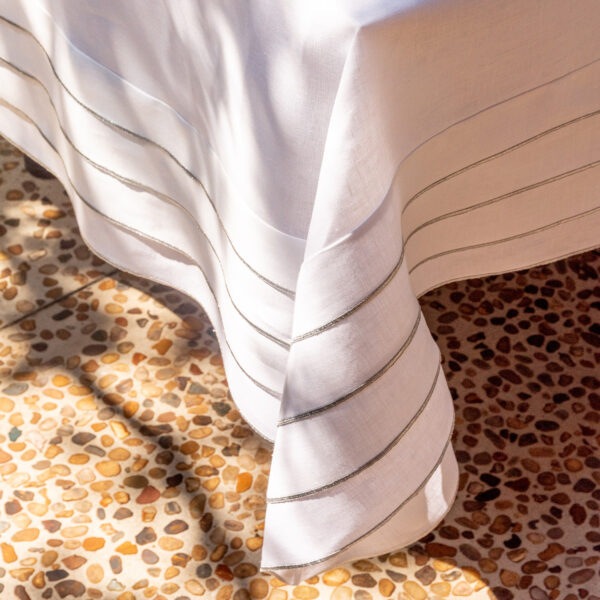 Toalha de mesa Linho branco com camadas em pesponto prata