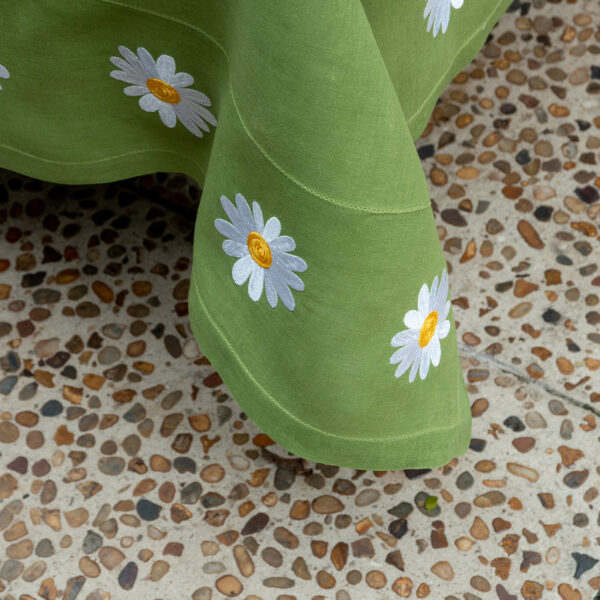 Toalha de mesa linho verde folha com bordado de margarida - Image 3
