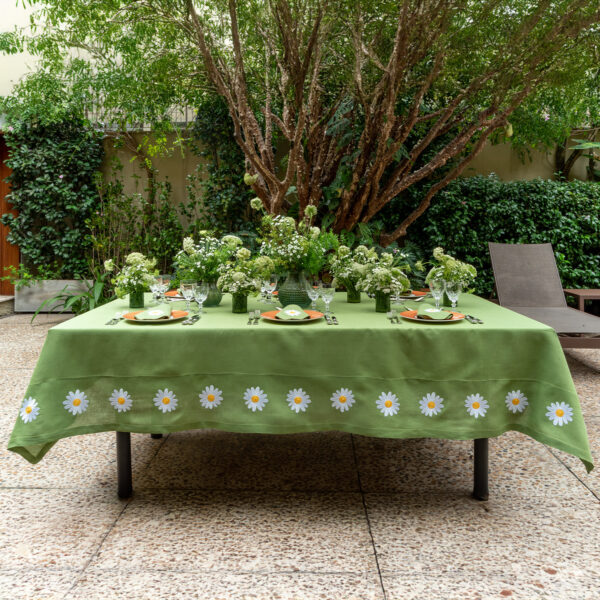Toalha de mesa linho verde folha com bordado de margarida - Image 2